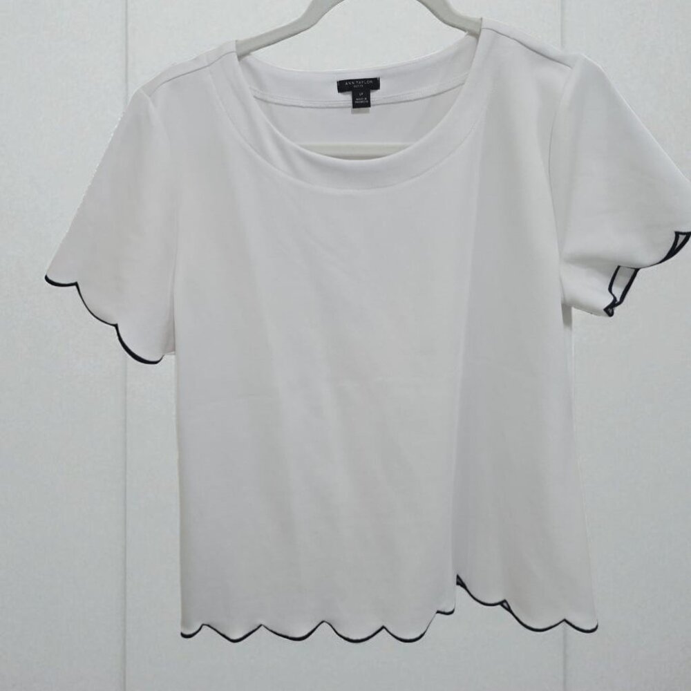 🤍✨ Ann Taylor Bright Scalloped Hem Short Sleeve Top (NEW WITH TAG) 🤍✨‎